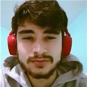 Preparador físico y profesor de futbol imparte clases a niños de todas las edades